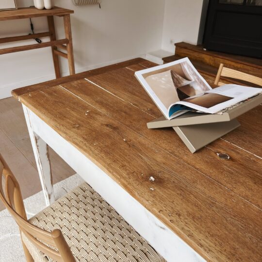 Table de ferme vintage en bois massif - pieds blancs – Image 5