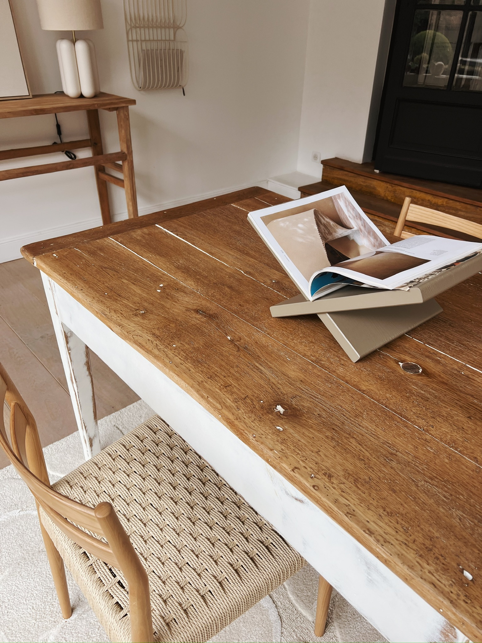Table de ferme vintage en bois massif - pieds blancs – Image 5