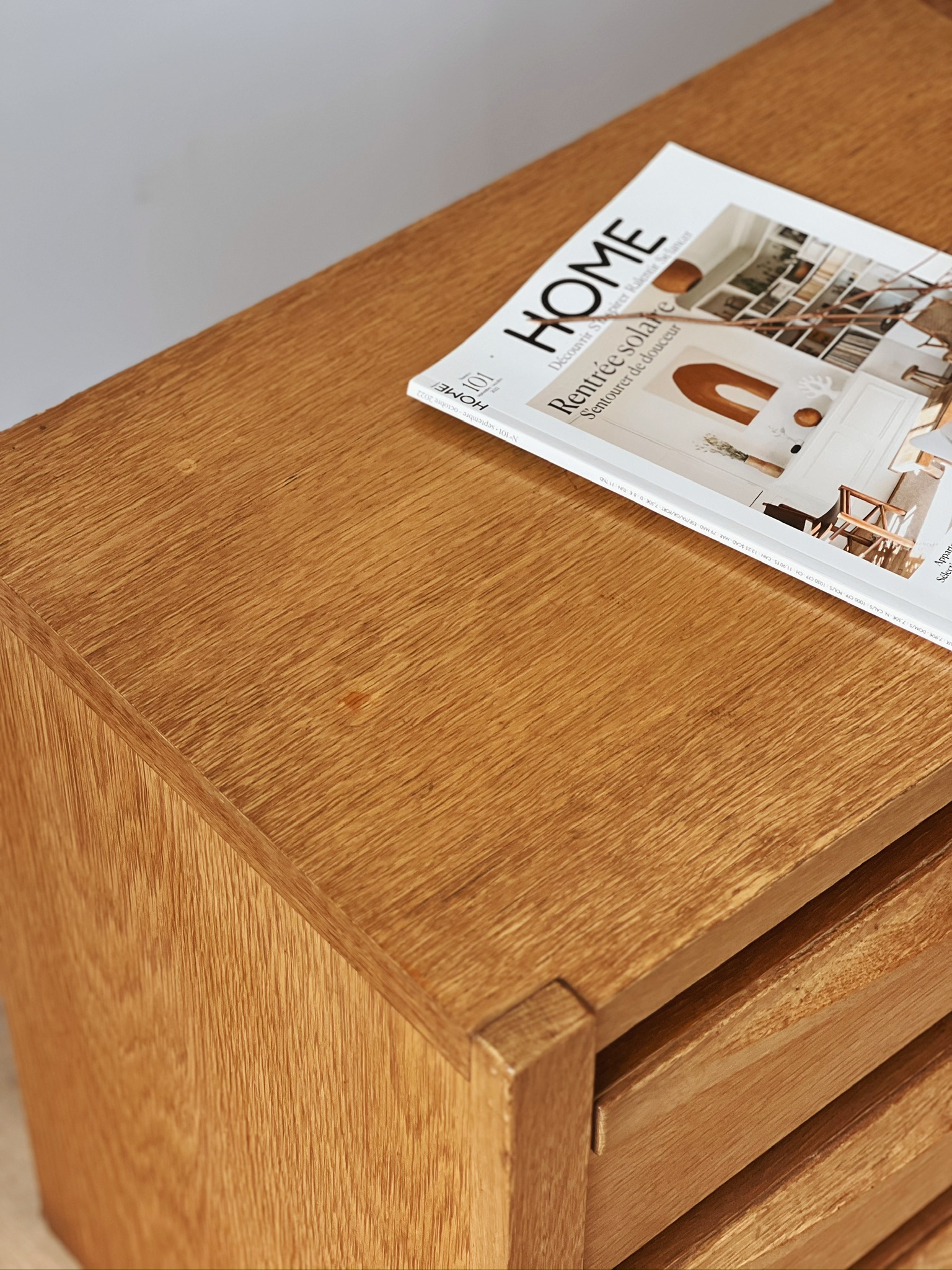 Meuble bas en bois à tiroirs – Image 8