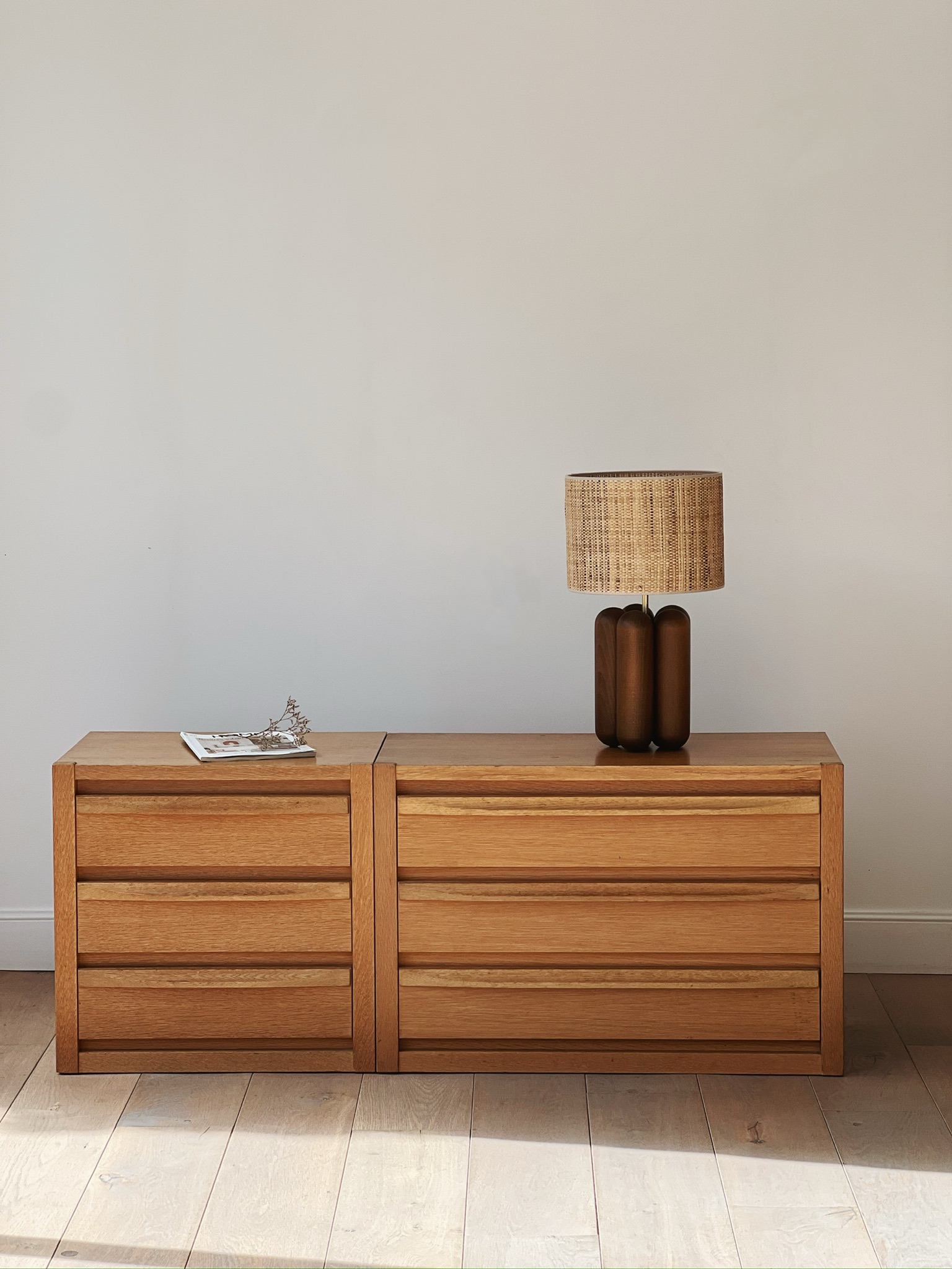 Meuble bas en bois à tiroirs – Image 2