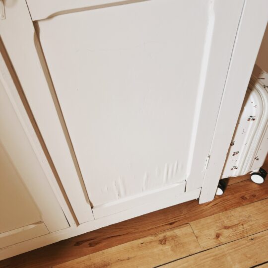 Armoire enfant vintage en bois – Image 9