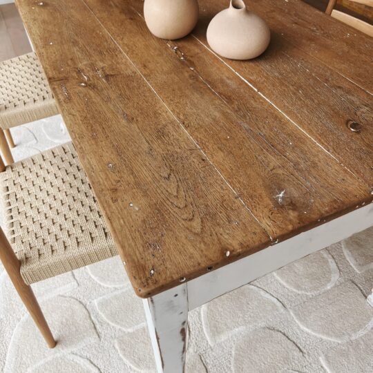Table de ferme vintage en bois massif - pieds blancs – Image 3