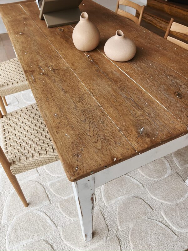 Table de ferme vintage en bois massif - pieds blancs