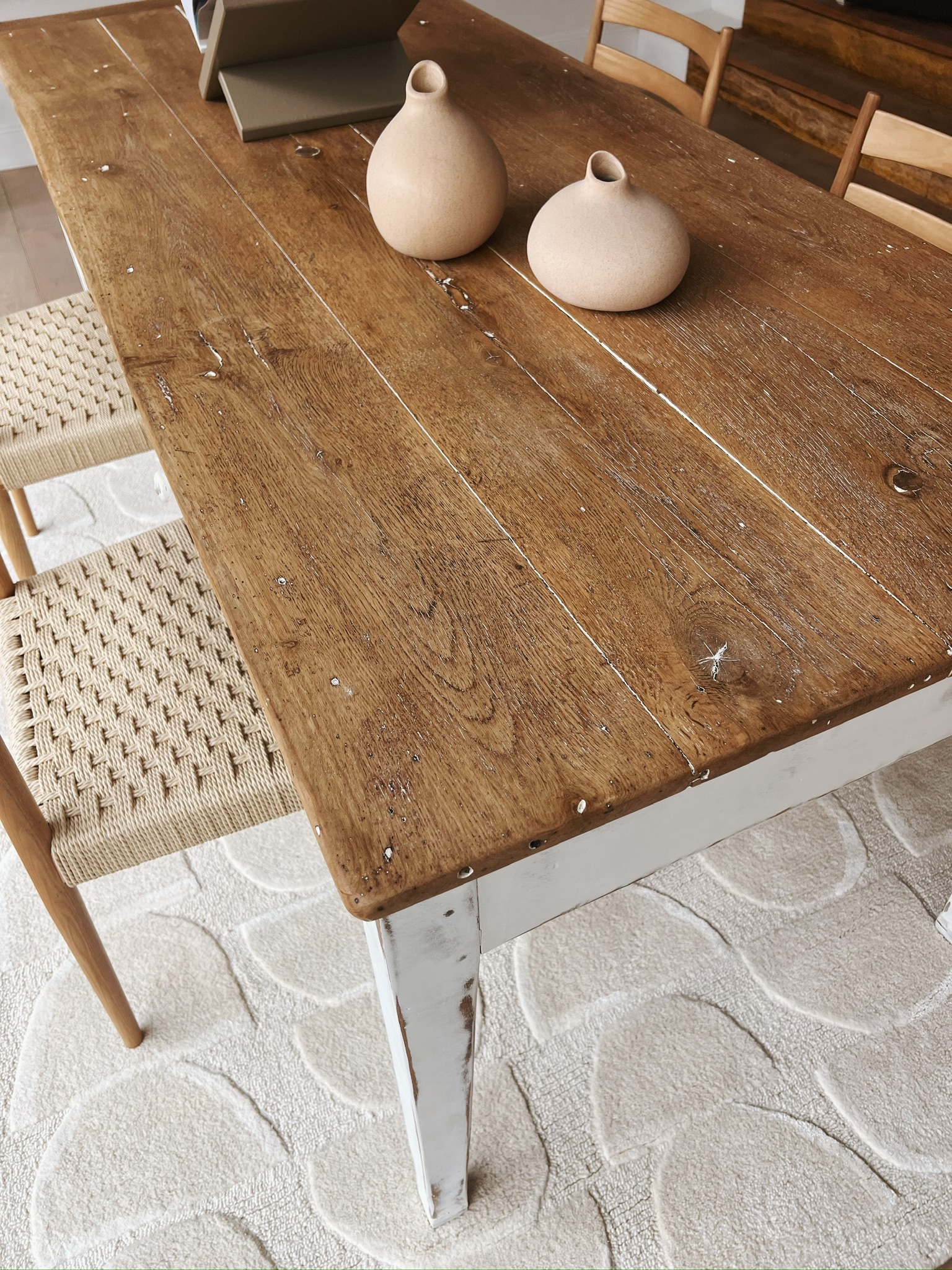 Table de ferme vintage en bois massif - pieds blancs – Image 3