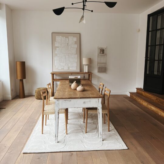 Table de ferme vintage en bois massif - pieds blancs – Image 2