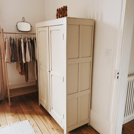 Armoire enfant vintage en bois – Image 3
