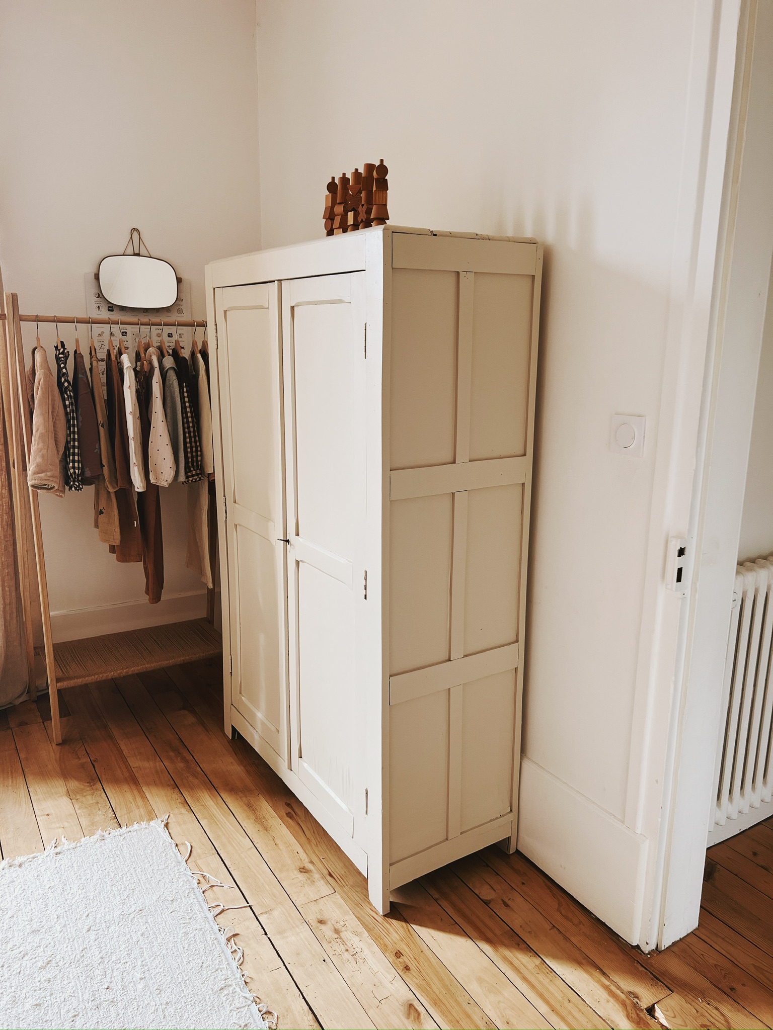 Armoire enfant vintage en bois – Image 3