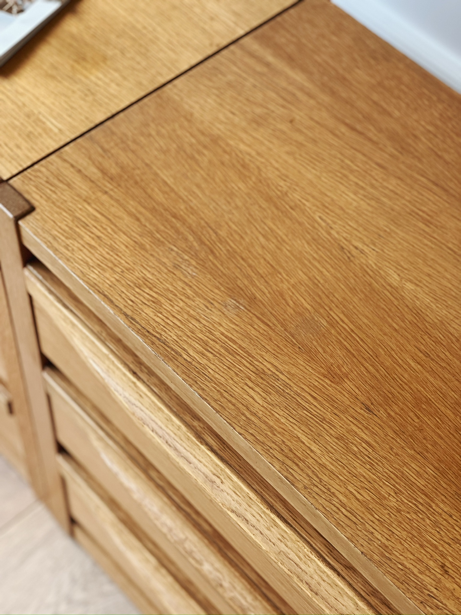 Meuble bas en bois à tiroirs – Image 6