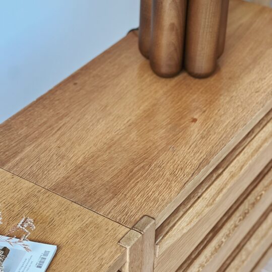Meuble bas en bois à tiroirs – Image 7