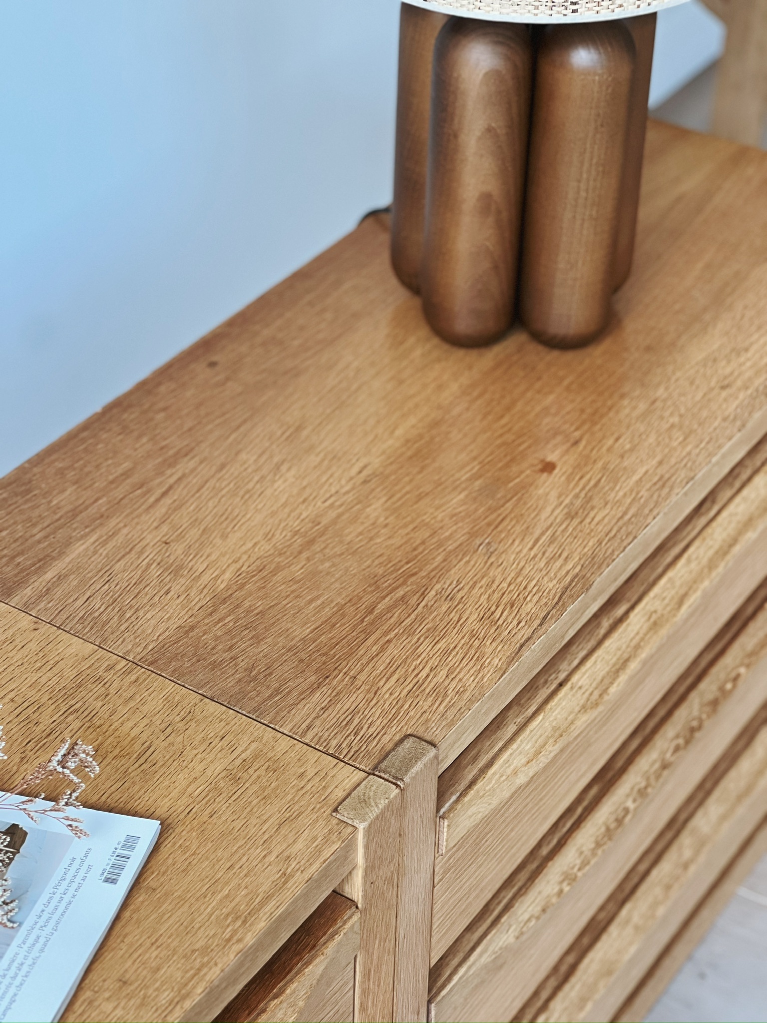 Meuble bas en bois à tiroirs – Image 7
