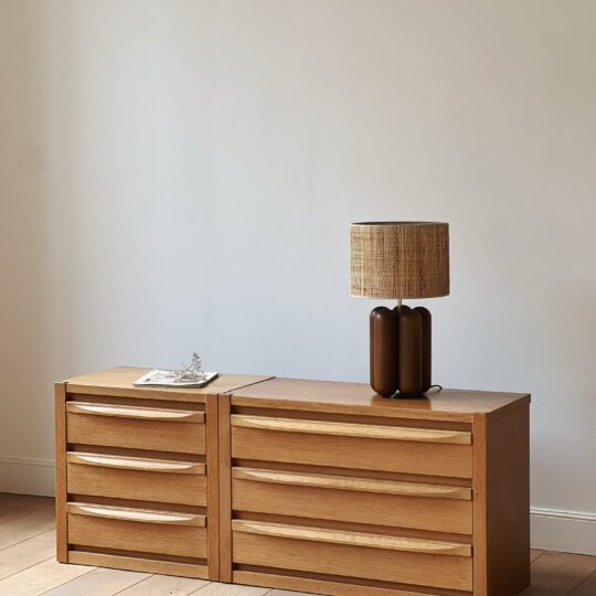 Meuble bas en bois à tiroirs – Image 1