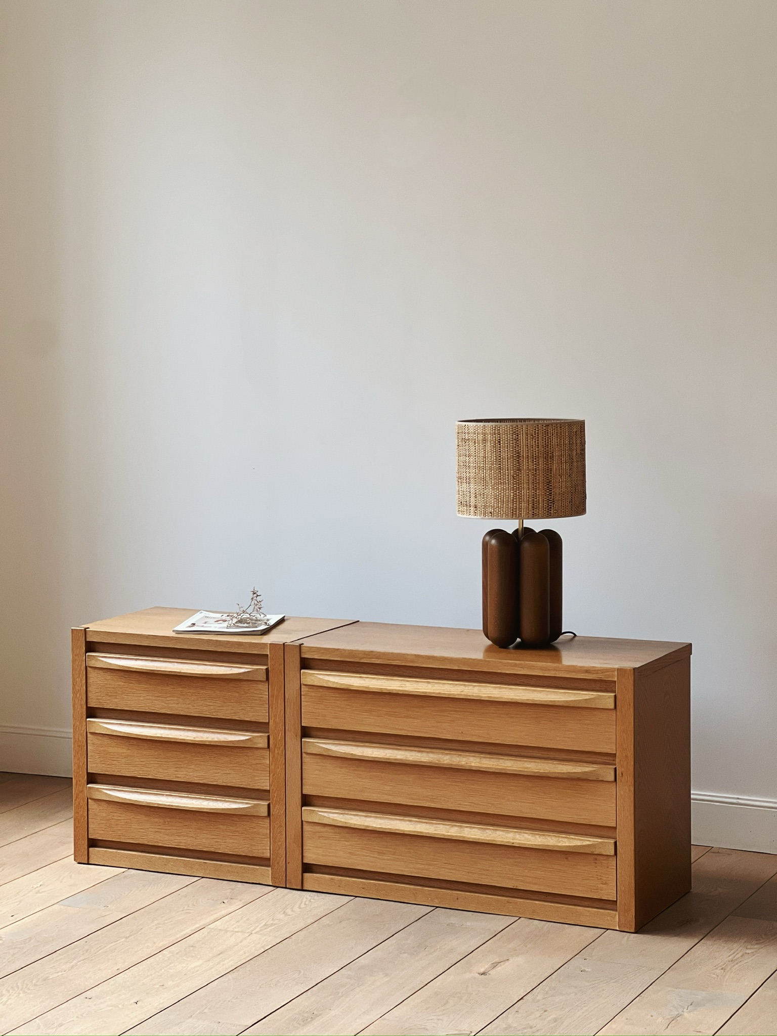 Meuble bas en bois à tiroirs – Image 1