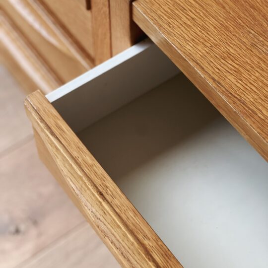 Meuble bas en bois à tiroirs – Image 5