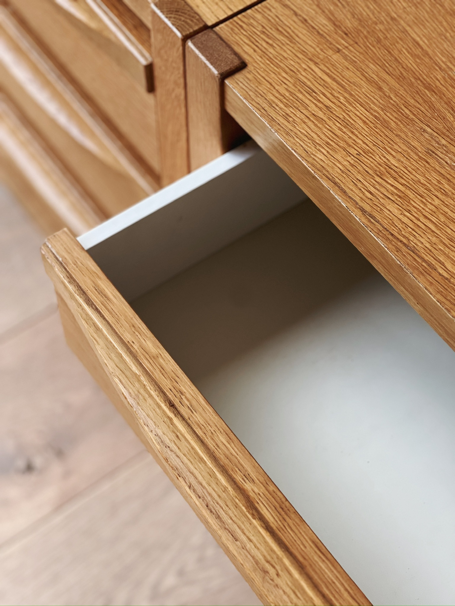 Meuble bas en bois à tiroirs – Image 5