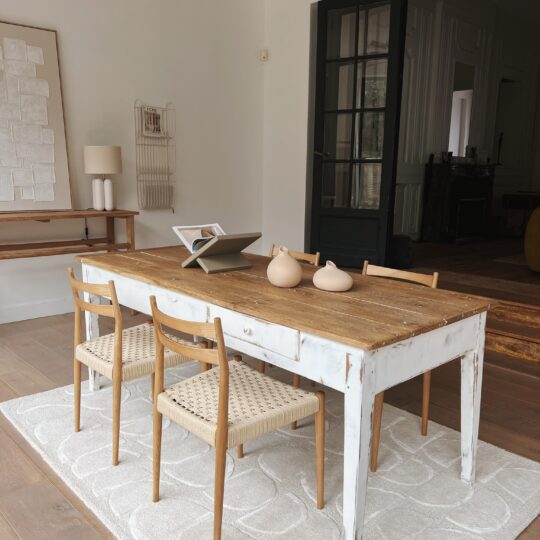 Table de ferme vintage en bois massif - pieds blancs – Image 1