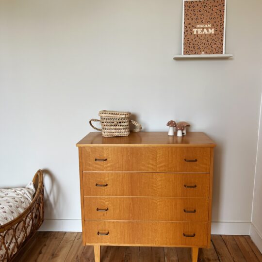 Commode vintage en bois 4 tiroirs – Image 1