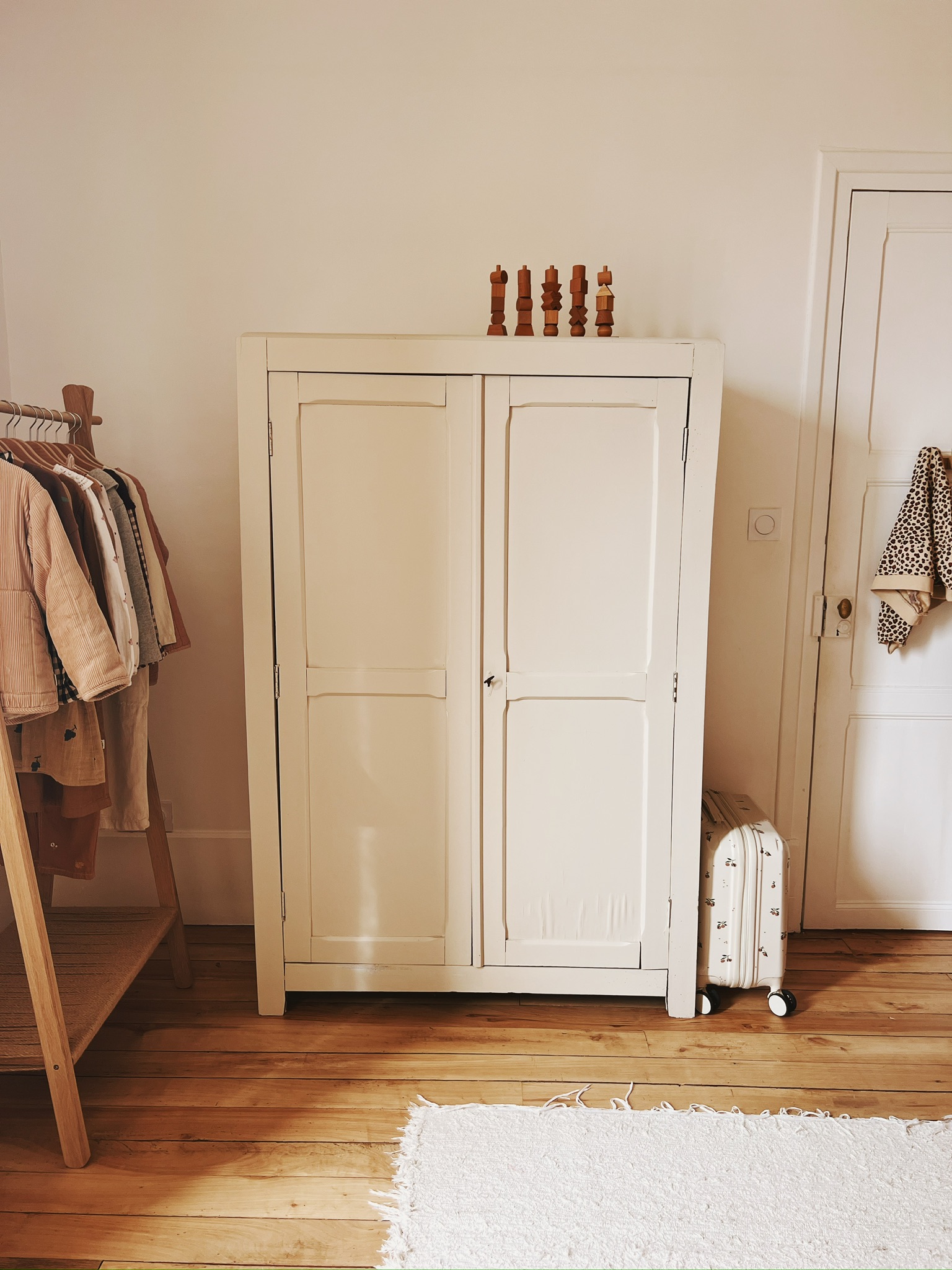 Armoire en bois vintage