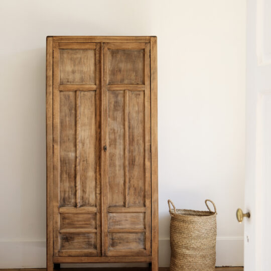 Armoire parisienne vintage en bois – Image 1