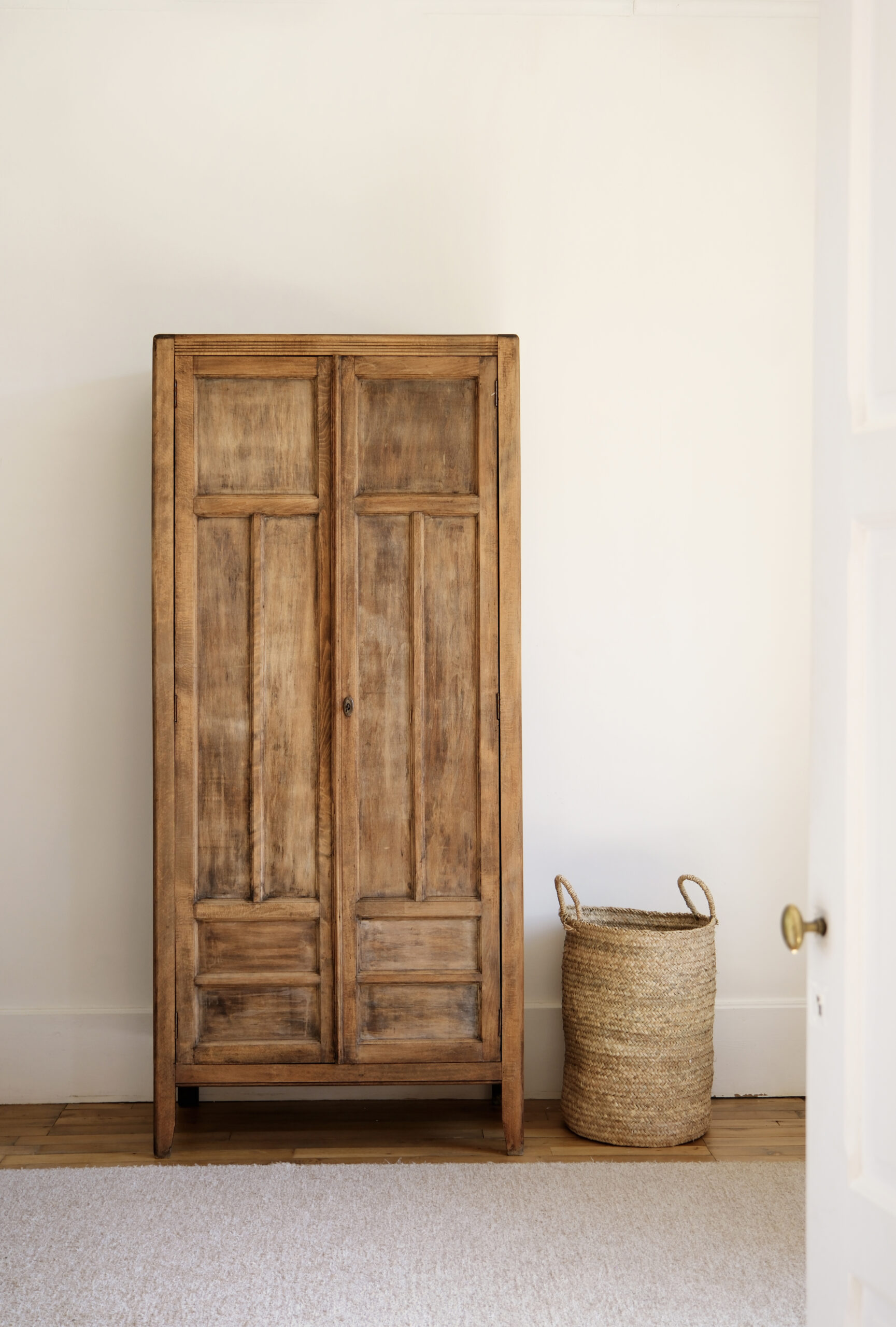 Armoire parisienne vintage en bois – Image 1
