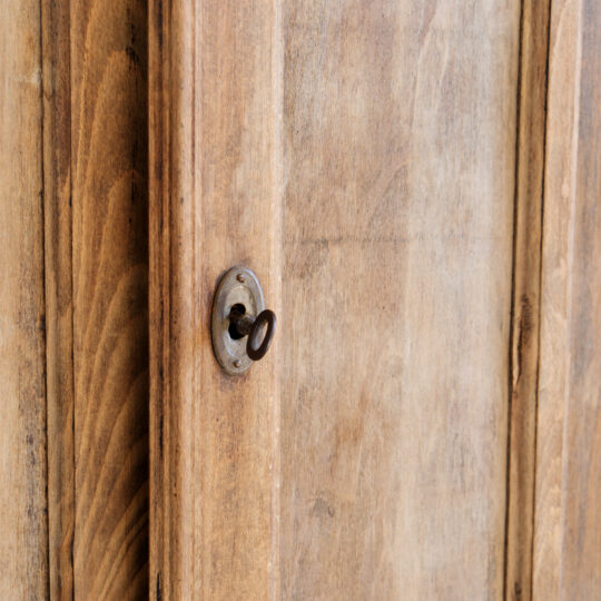 Armoire parisienne vintage en bois – Image 2