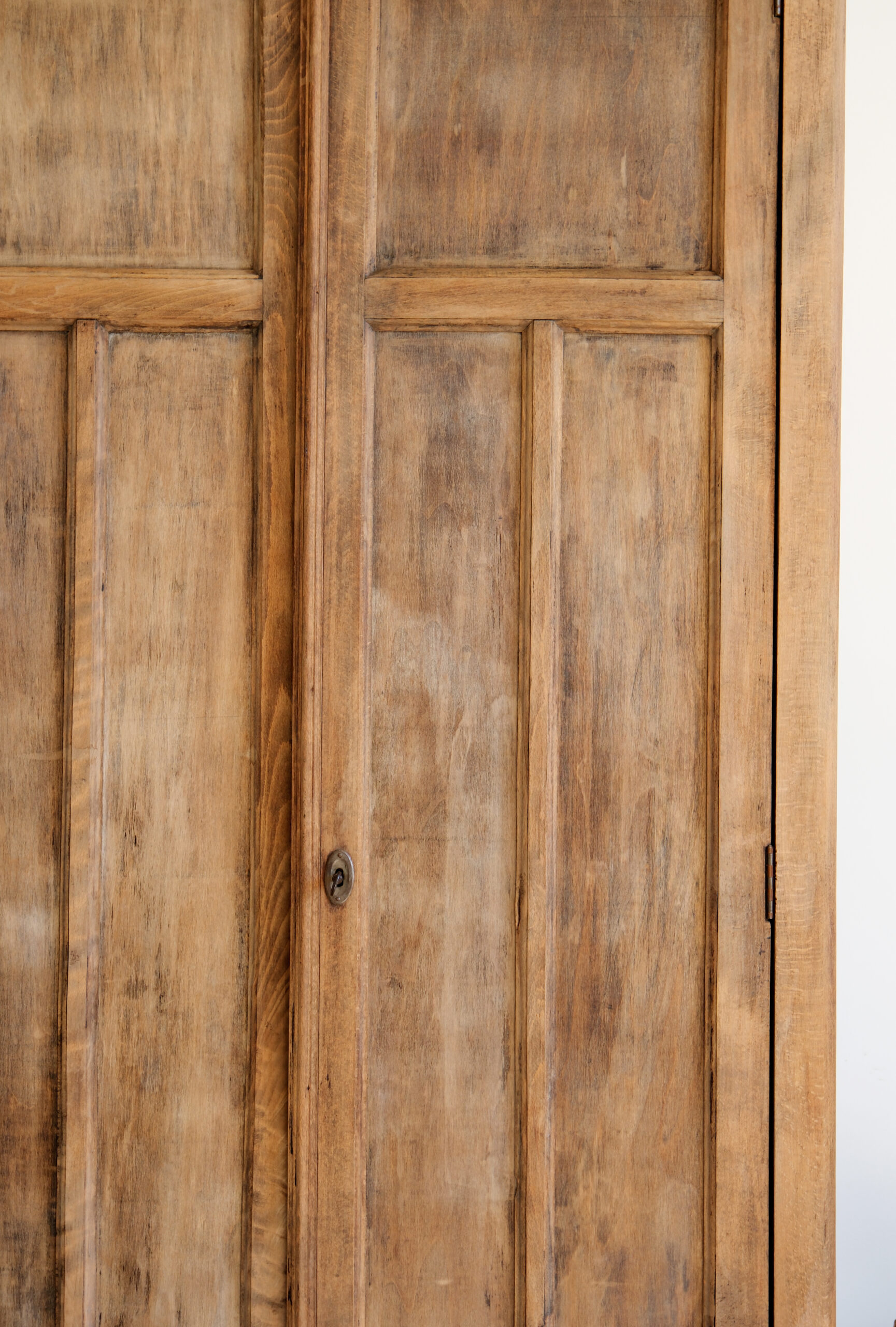Armoire parisienne vintage en bois – Image 3