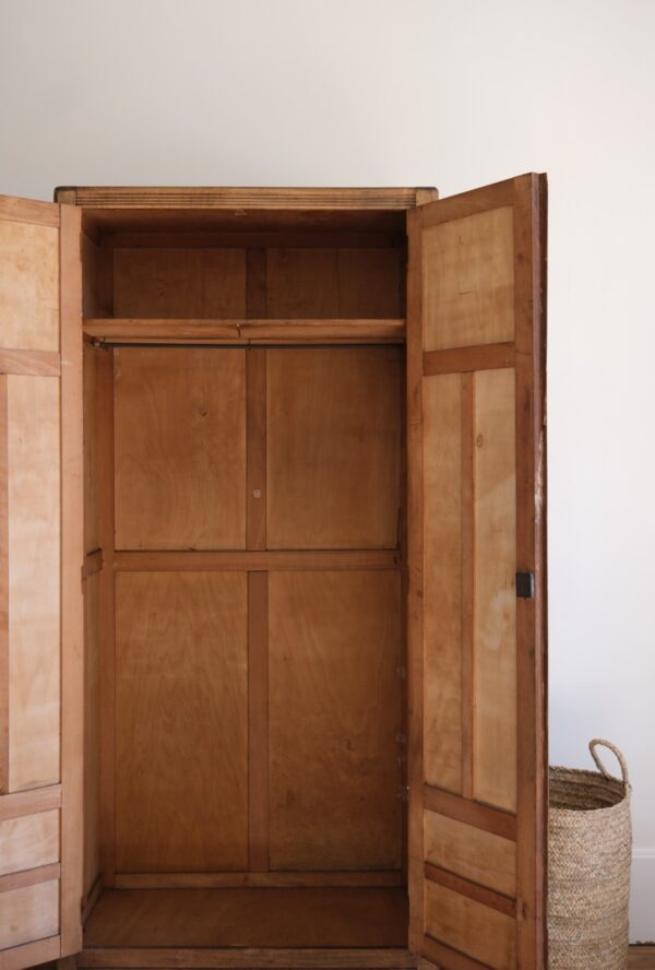 Armoire parisienne vintage en bois
