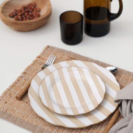 Assiettes rayées beige