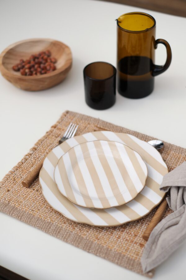 Assiettes rayées beige