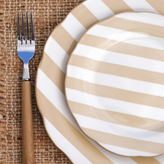 Assiettes rayées beige
