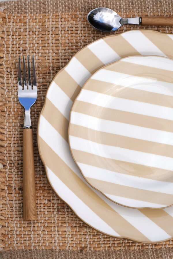 Assiettes rayées beige
