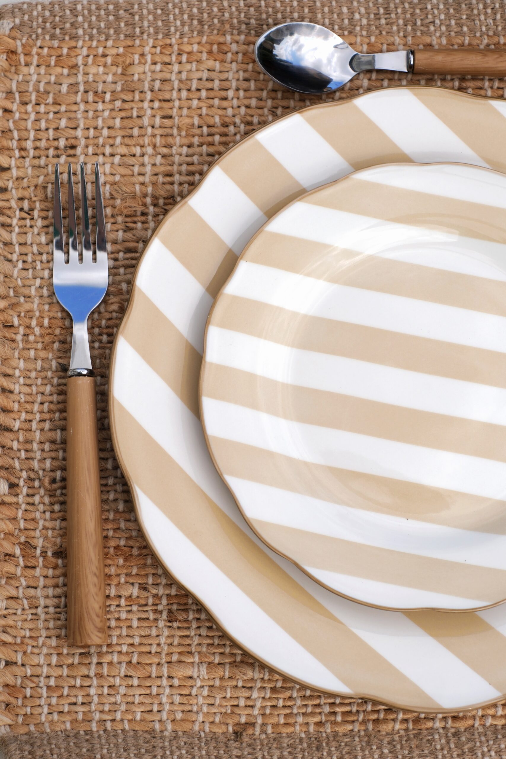 Assiettes rayées beige