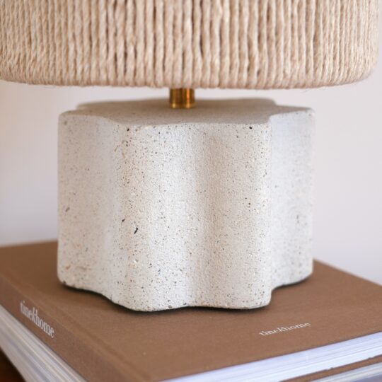 Lampe à poser artisanale en béton – Image 3