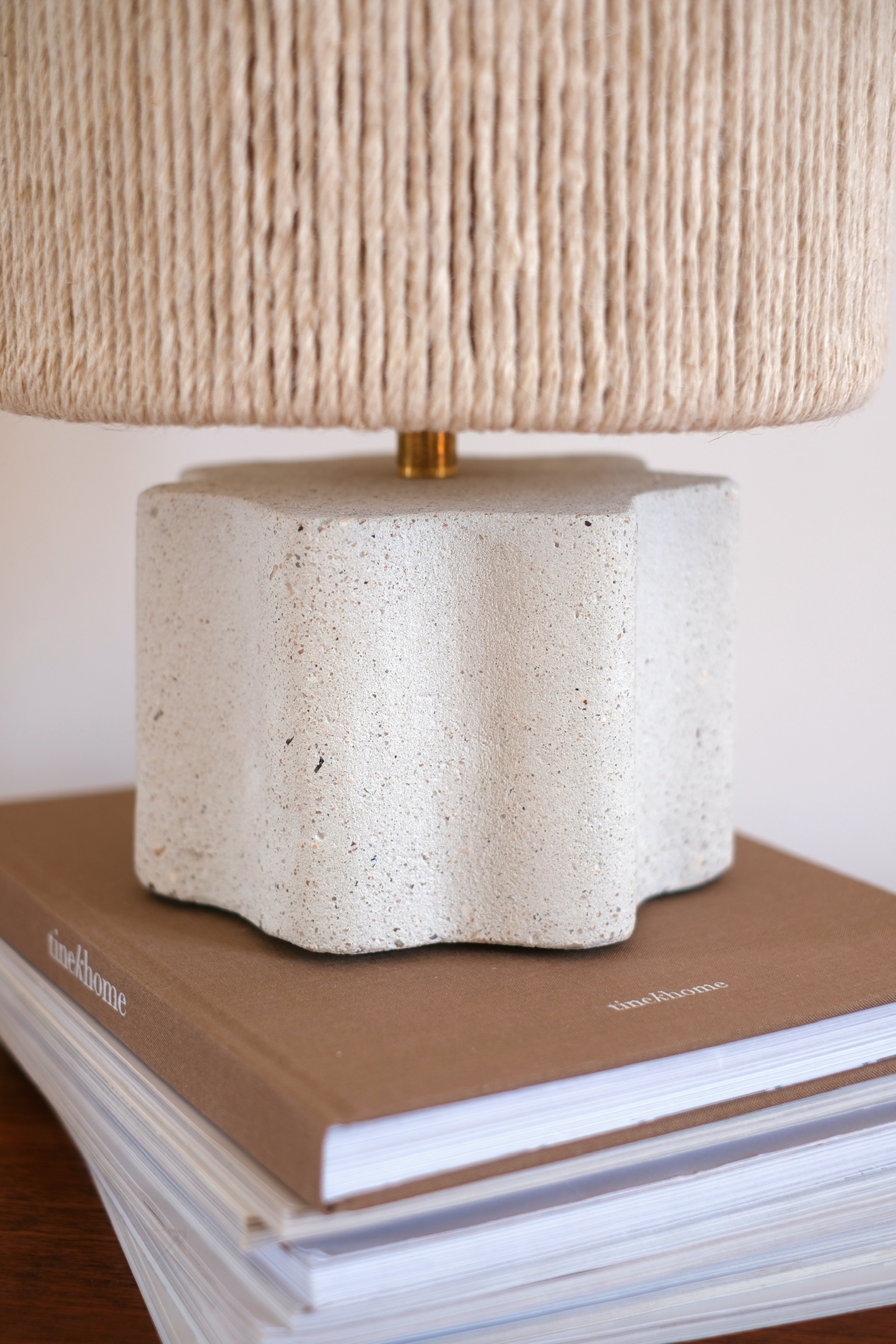 Lampe à poser artisanale en béton – Image 3