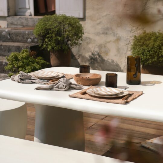 Table de jardin résine blanche
