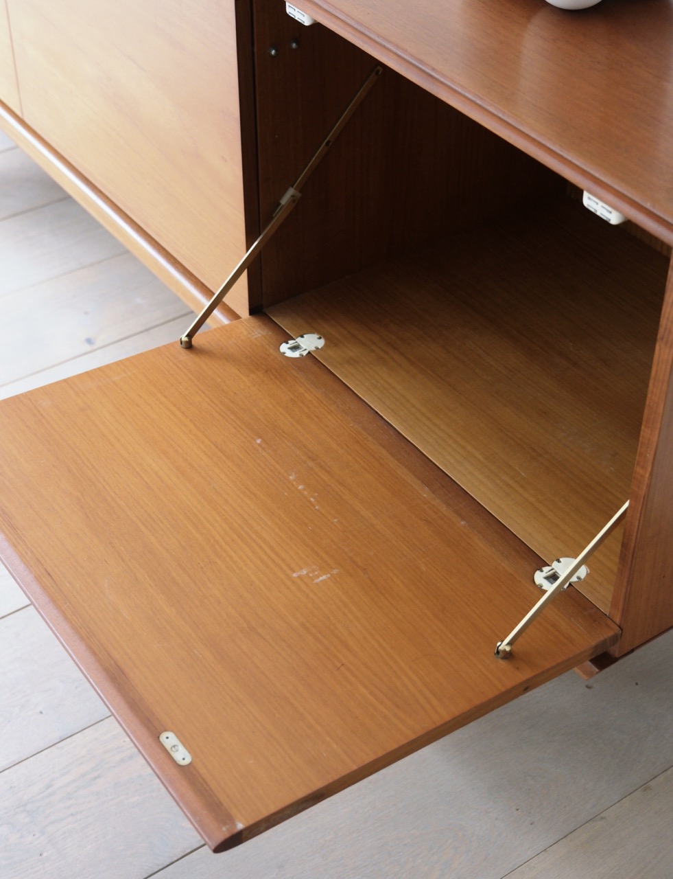 Enfilade en teck signée White & Newton – Image 6