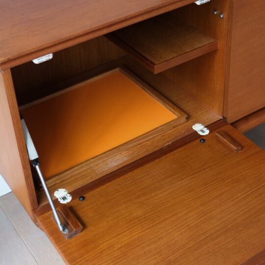 Enfilade en teck signée White & Newton – Image 7