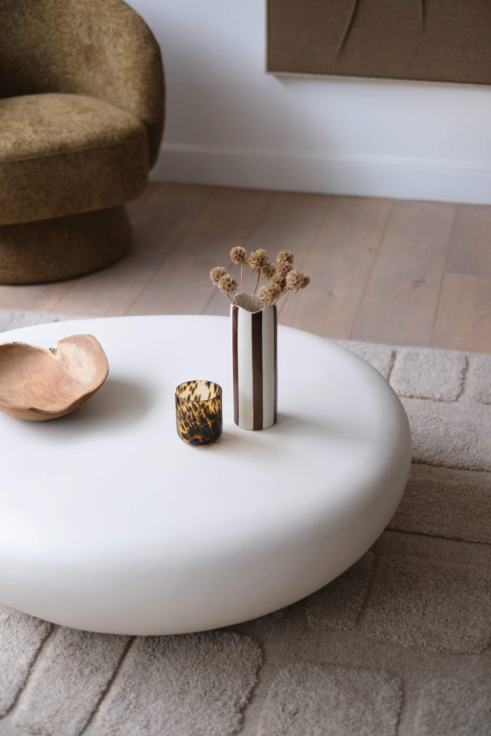 Table basse forme organique en microciment – Image 2