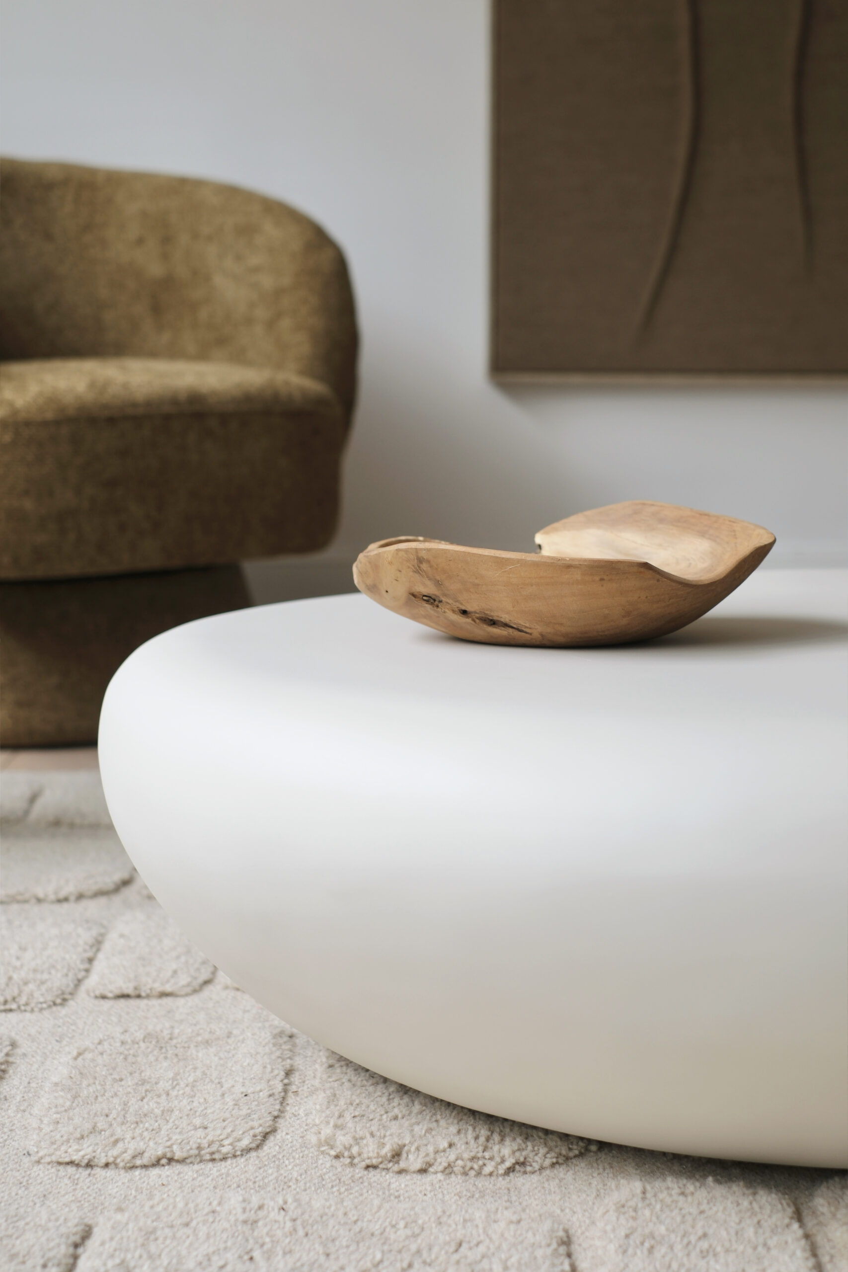 Table basse forme organique en microciment – Image 3