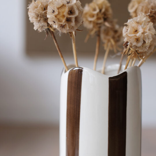 détail vase rayé marron