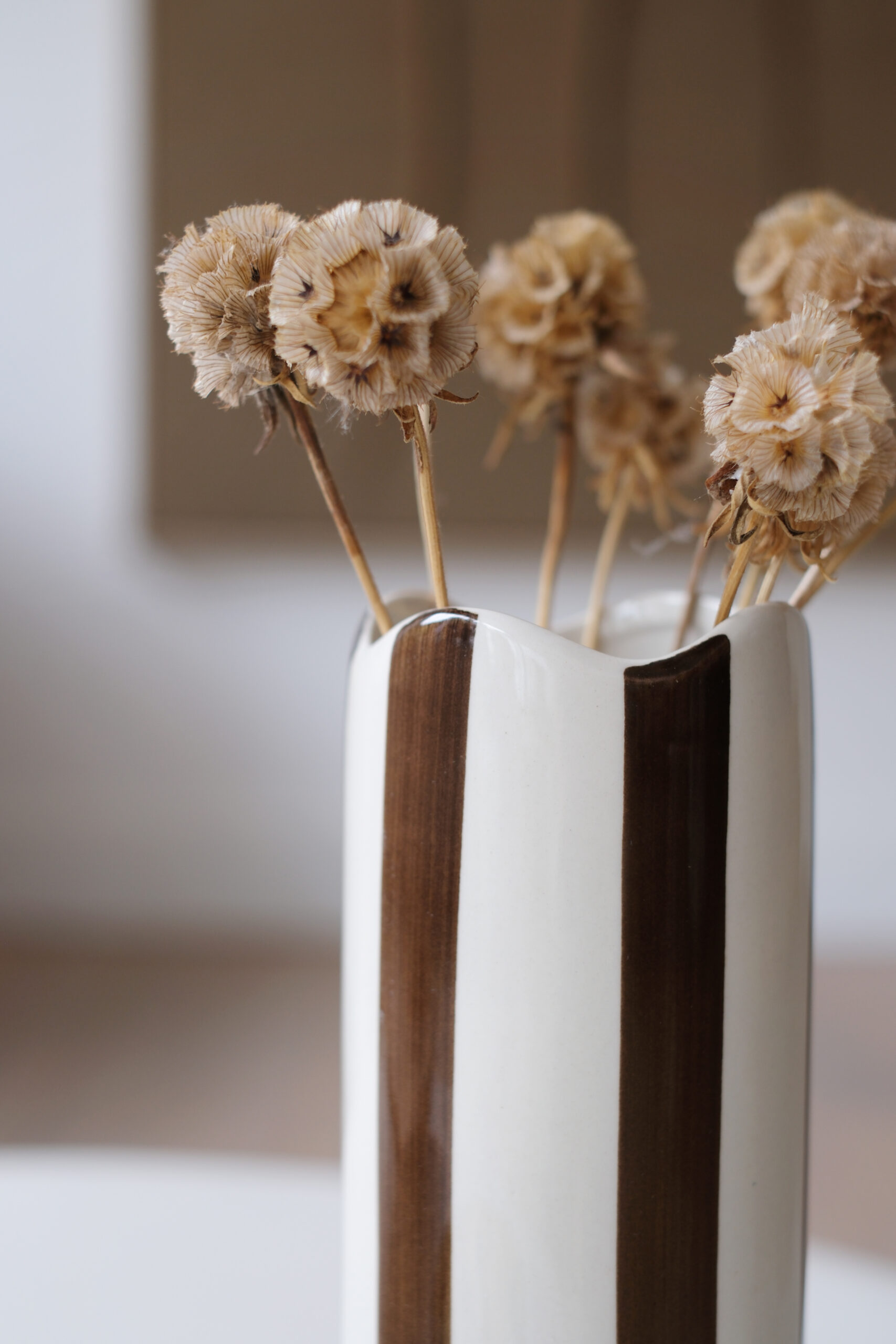 détail vase rayé marron