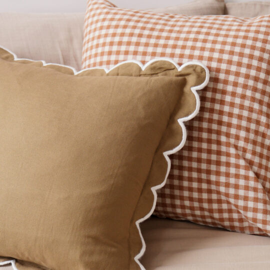 housse de coussin en coton kaki festonné