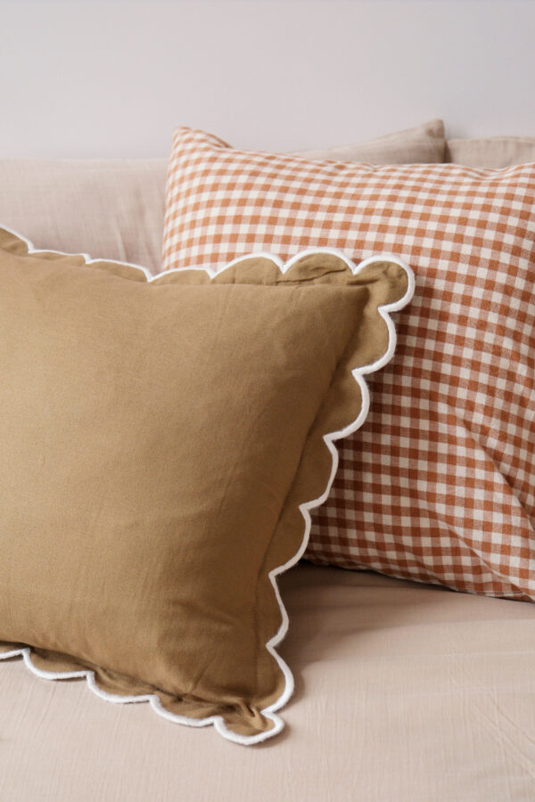 housse de coussin en coton kaki festonné