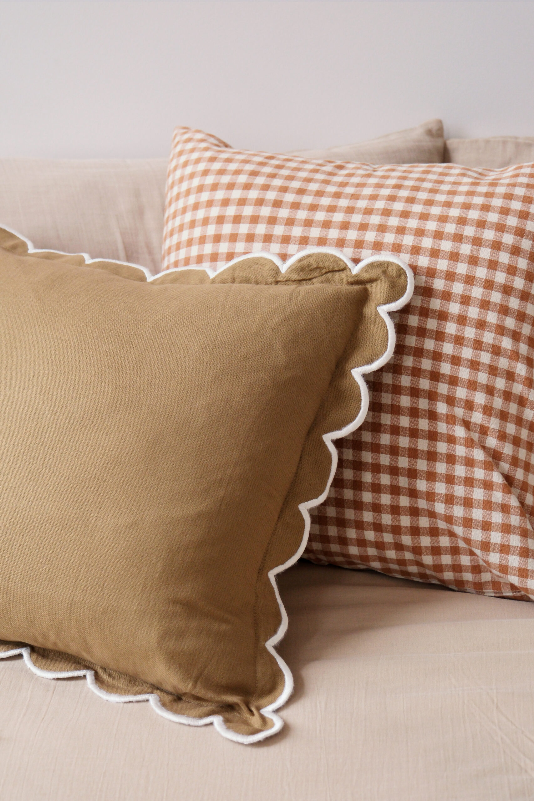 housse de coussin en coton kaki festonné