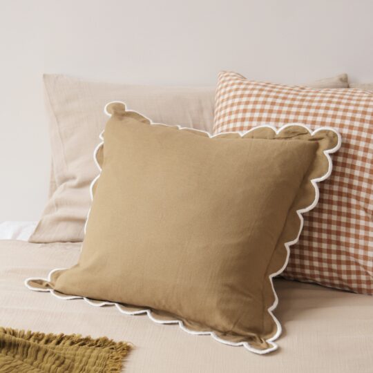 housse de coussin en coton kaki festonné