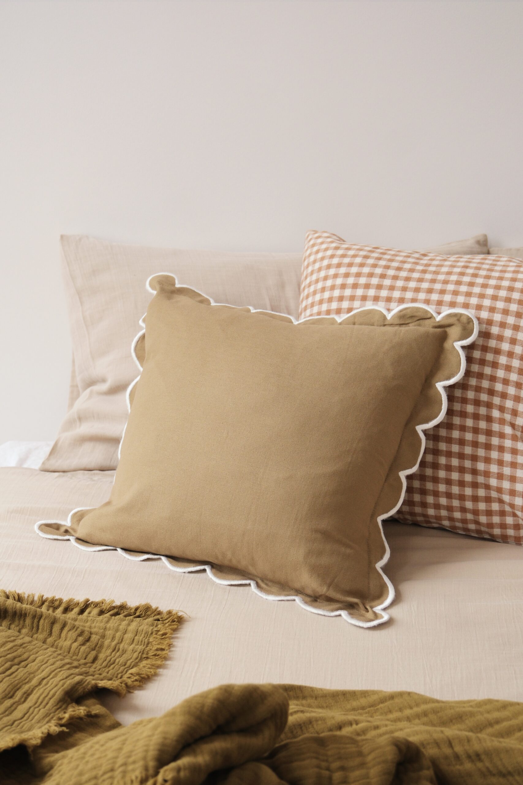 housse de coussin en coton kaki festonné