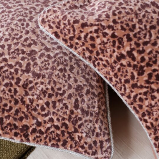 détail housse de coussin léopard