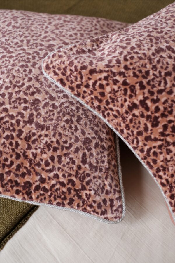 détail housse de coussin léopard