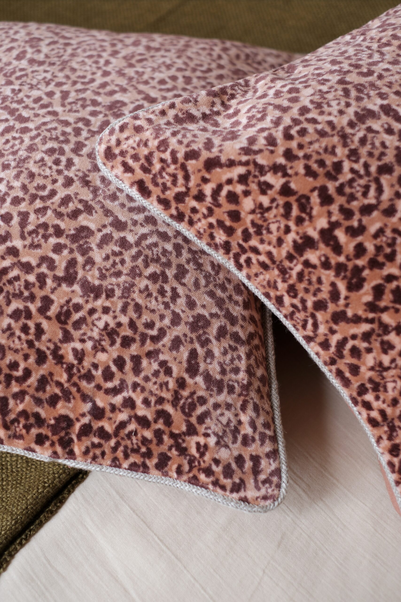 détail housse de coussin léopard