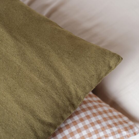 détail housse de coussin olive