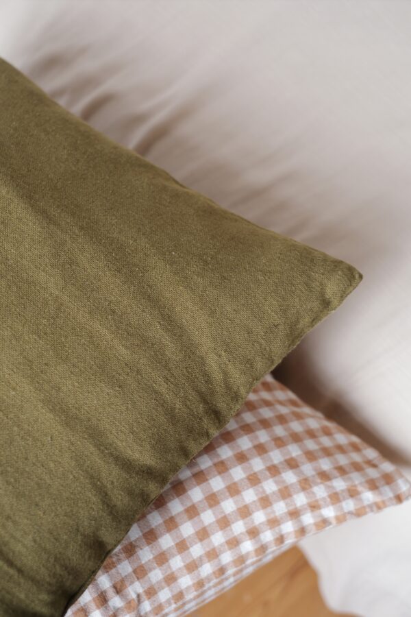 détail housse de coussin olive